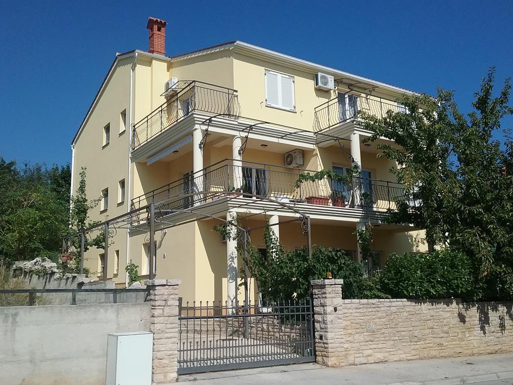 Apartment Majoran Pula Exterior photo