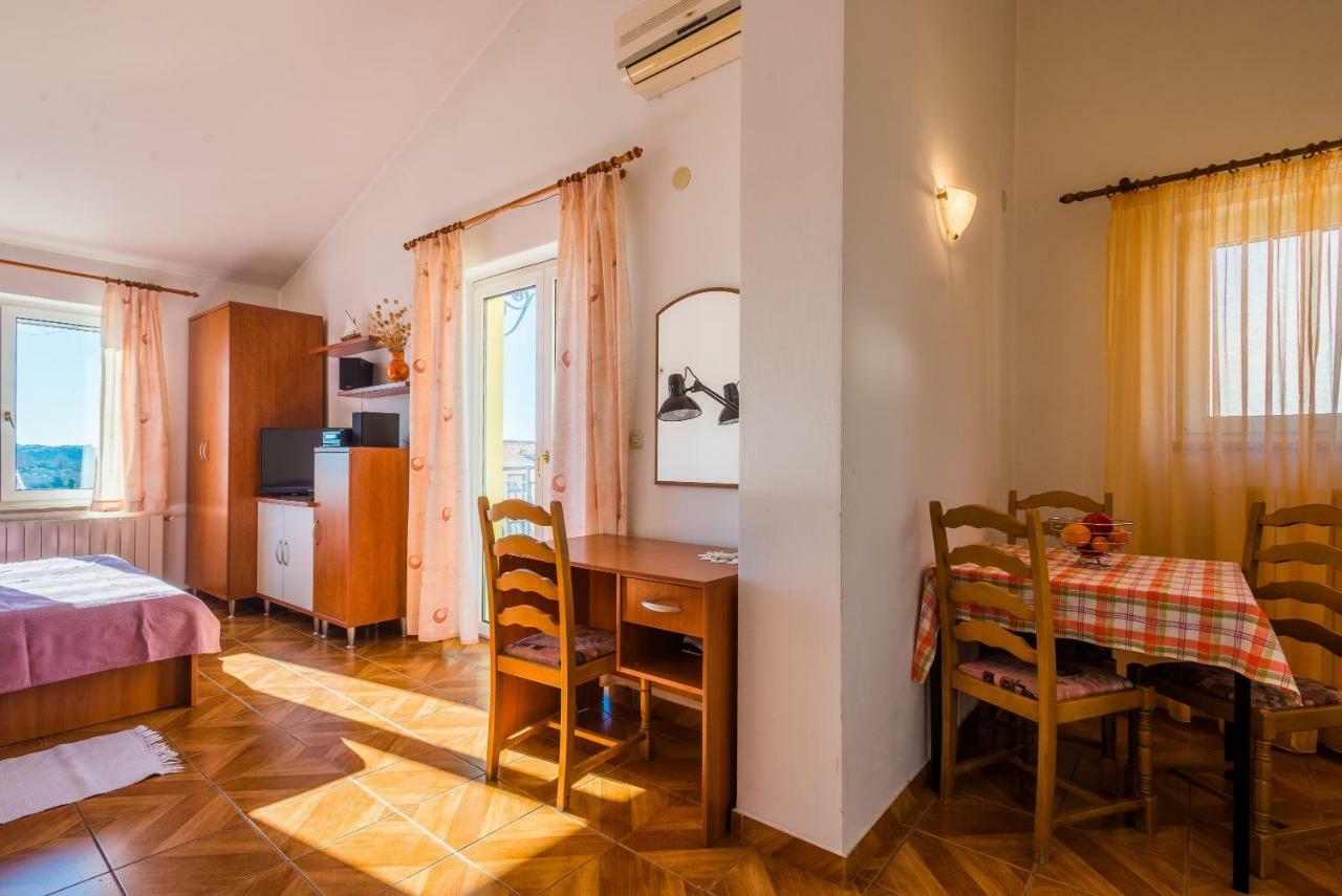 Apartment Majoran Pula Exterior photo